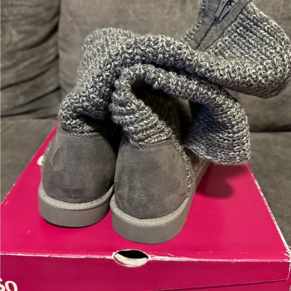 Cozy Gray Knit Boots - Picture 3 of 5